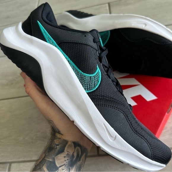 NIKE LEGEND ESSENTIAL SNEAKERS BLACK WHITE - Picture 1 of 3